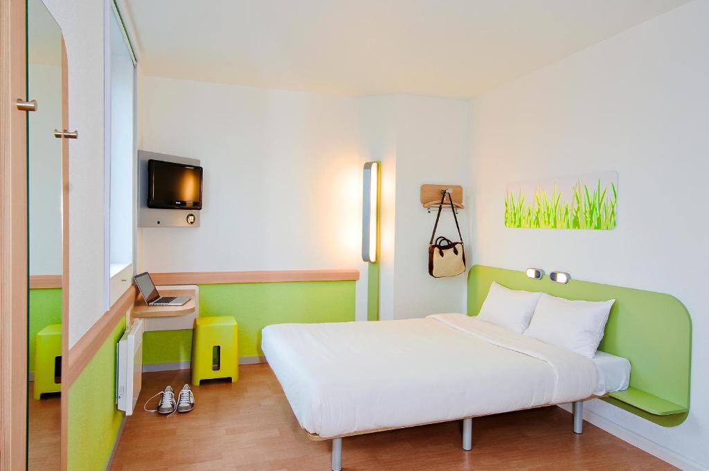 Ibis Budget Valenciennes Petite Forêt Rum bild